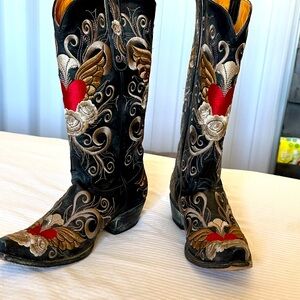 Old Gringo cowboy boots with embroidery. Worn 2 or 3 times.